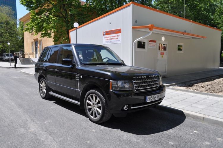 Бареков дари джипа си на лабораторията за коронавирус в УМБАЛ "Свети Георги"