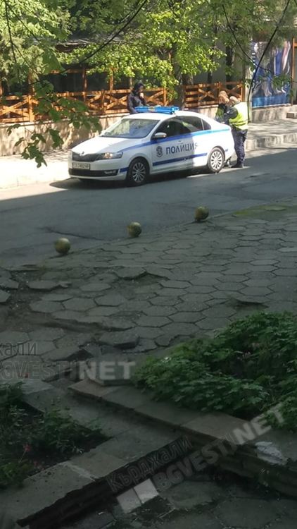 Полицията стриктно следи за носенето на предпазни маски в Кърджали, глобиха двама насред центъра/снимки/