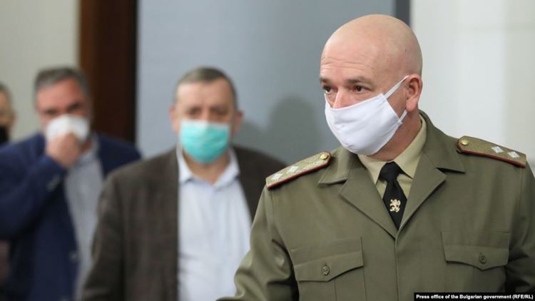 Кое е вярното: „Охлабено поведение“ ли доведе до повече заразени с COVID-19?