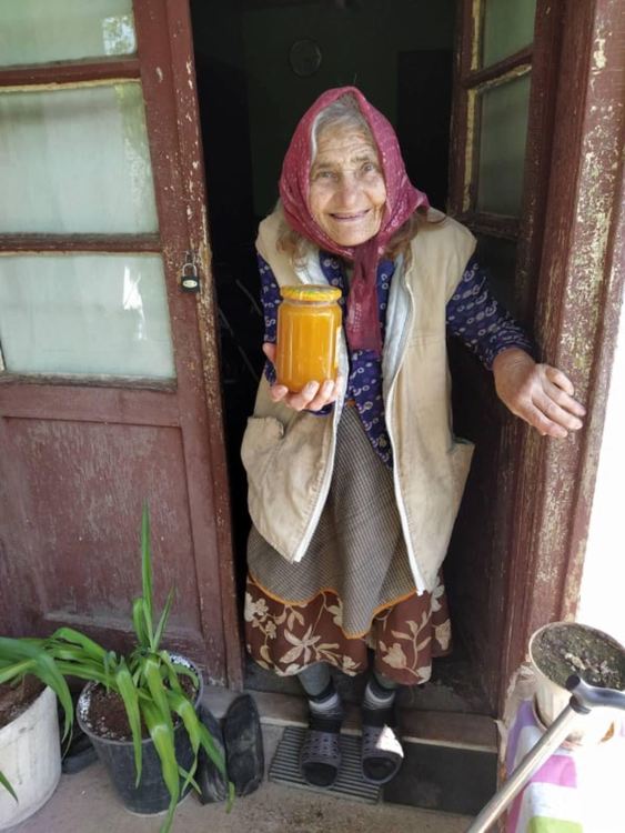 Дариха буркани с мед на възрастни хора в Димитровград