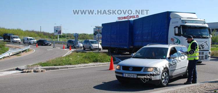 Сигнал: По-малко проверяващи на КПП-тата, образуват се опашки