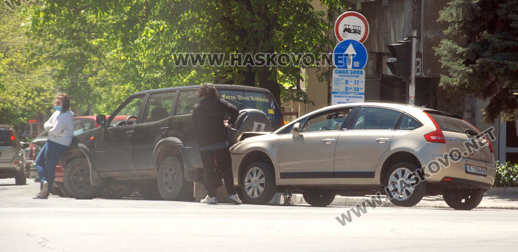 Кола се заклещи в джип при катастрофа в Хасково