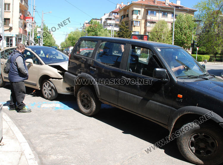 Кола се заклещи в джип при катастрофа в Хасково