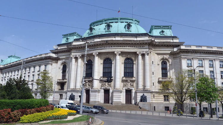 Надупчиха сградата на Софийския университет за поставяне на климатици