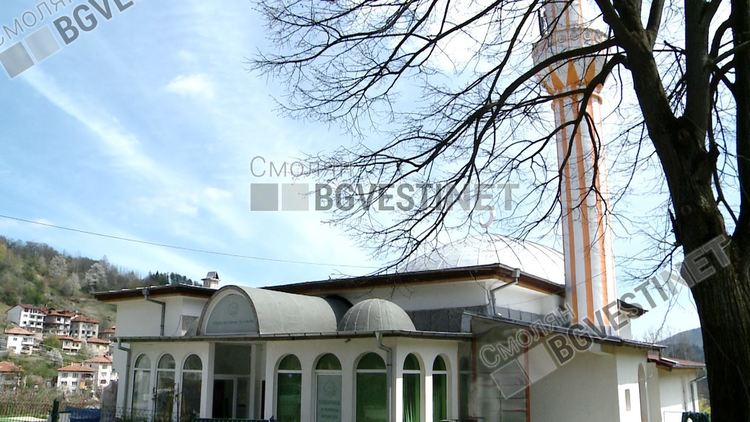 По време на свещения месец Рамазан мюсюлманите се молят в домовете си