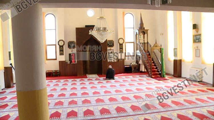 По време на свещения месец Рамазан мюсюлманите се молят в домовете си