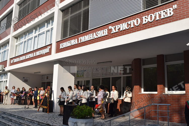 Учениците от Езиковата гимназия отново на върха в национално състезание по български език и литература 