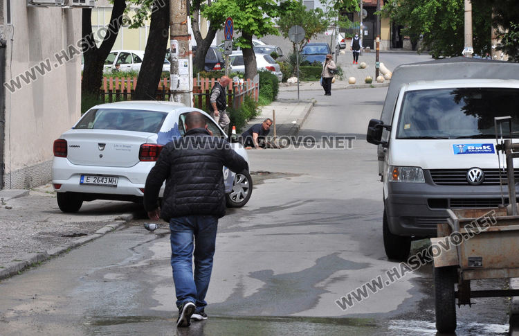 ВиК отстранява теч на улица "Веслец" в Хасково