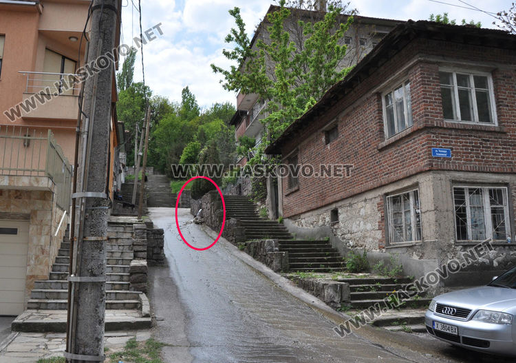 ВиК отстранява теч на улица "Веслец" в Хасково