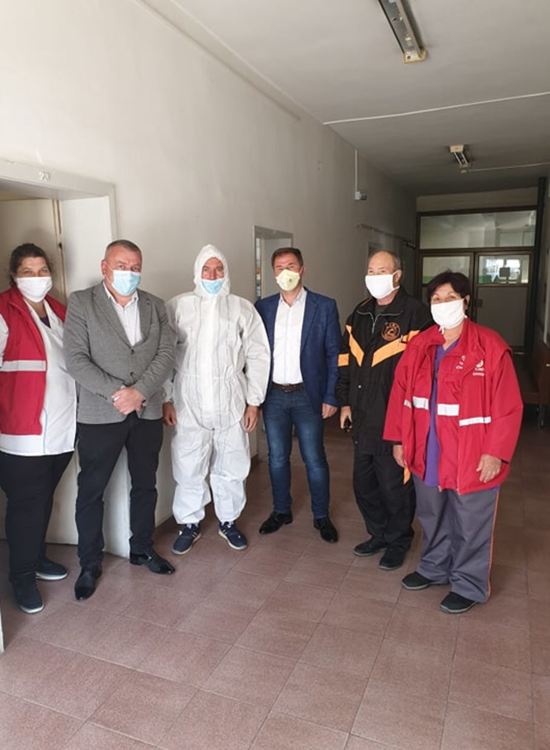 Лични предпазни средства дариха кметът и председателят на Общинския съвет в Мадан на медиците от Спешна помощ