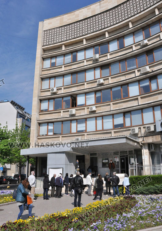 Опашка пред НАП за подаване на данъчни декларации, издават по 110 ПИК дневно