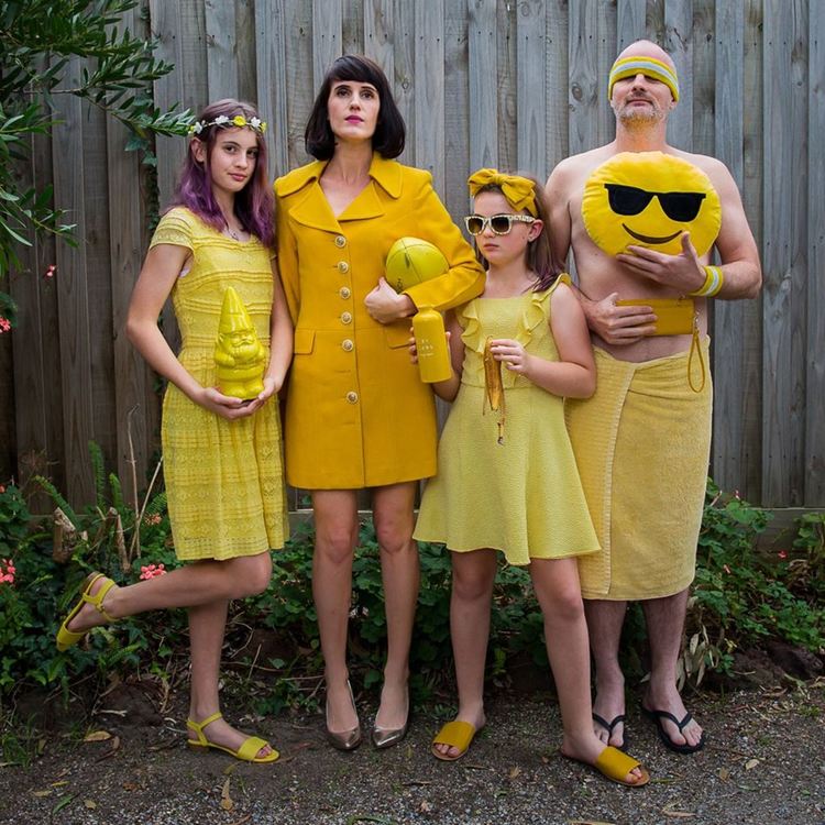 Семейство се снима всеки ден в различен цвят