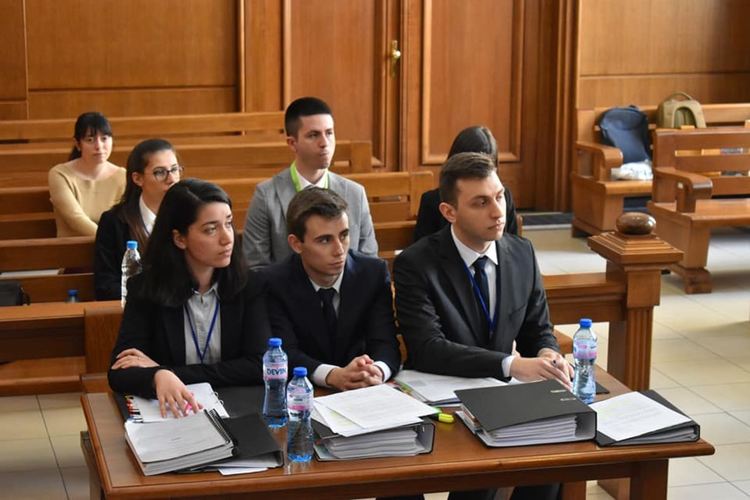 Доника Ставрева е първата вляво 