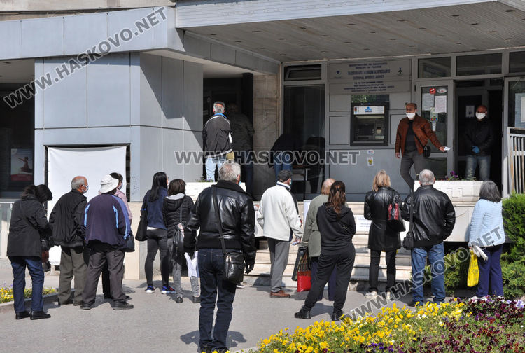 Опашка пред НАП за подаване на данъчни декларации, издават по 110 ПИК дневно