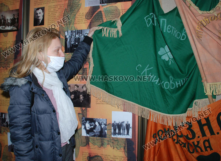 д-р Веселина Узунова показва знамето от с.Книжовник, стояло зазидано в стената повече от 4 десетилетия