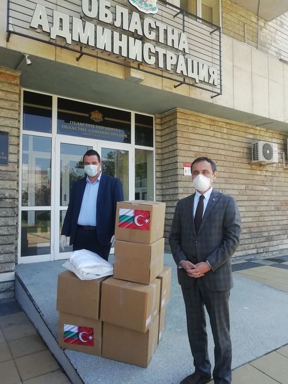 Областният кризисен щаб получи защитни облекла от Н.Пр.Хюсеин Ергани