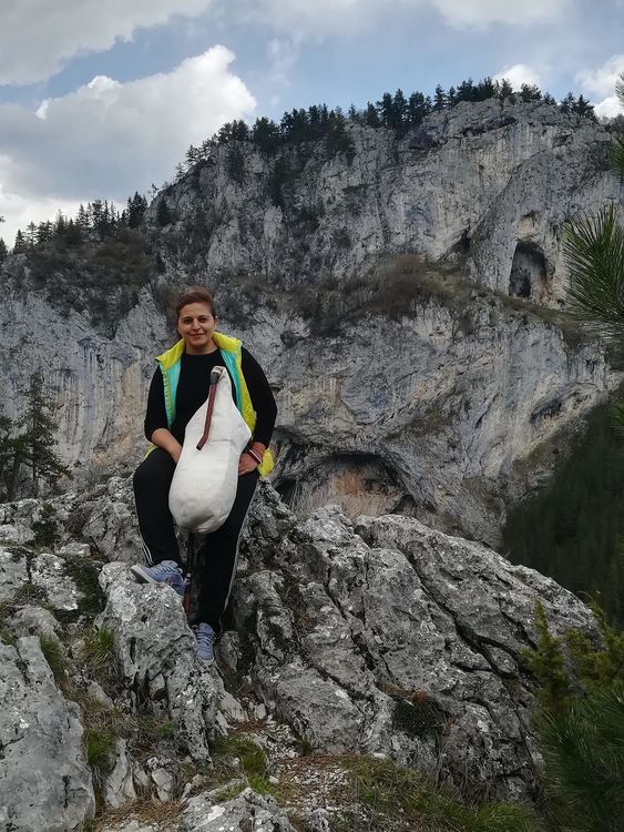 Родопска гайдарка бори епидемията и свири за здраве сред природата на родната планина