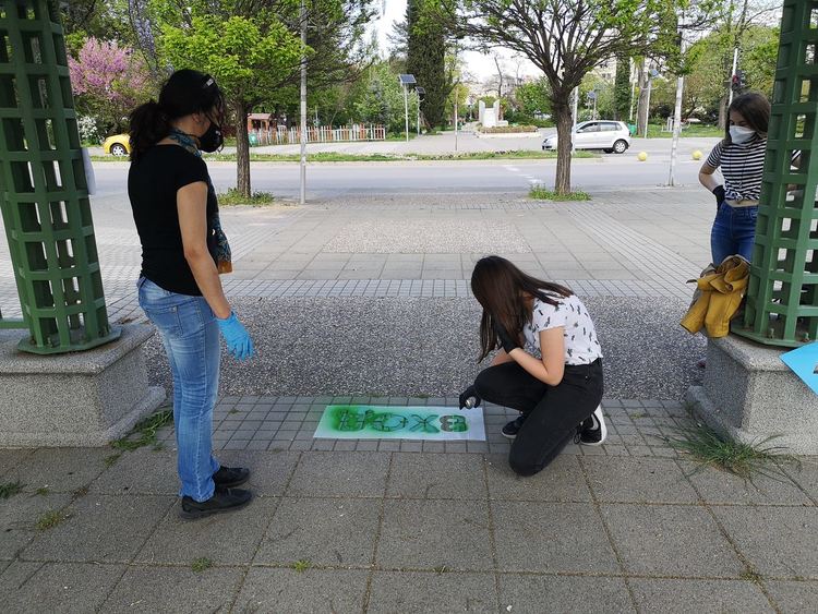 Деца обозначават  маршрутите в парковете в Кърджали
