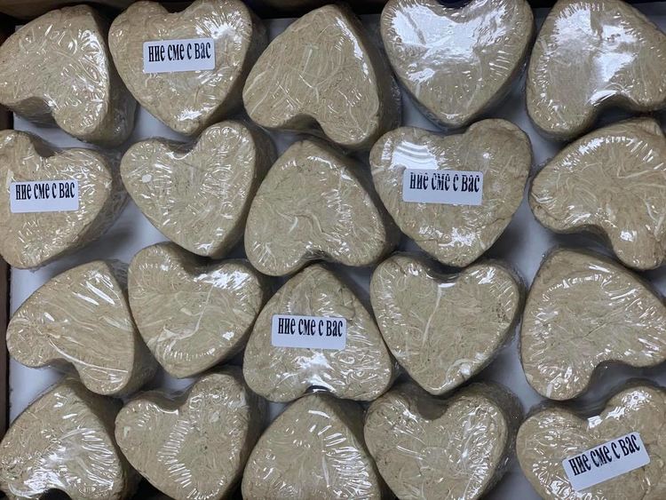 Димитровградска фирма дари сърца от халва за медиците на първа линия