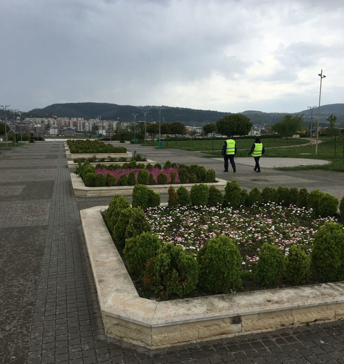 Смесени екипи от полицаи  и общински служители извършват масирани проверки в петте отворени парка  в Кърджали