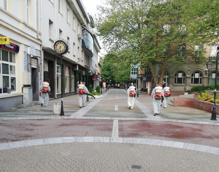 Продължава дезинфекцията в Хасково, пръскаха срещу кърлежи в центъра