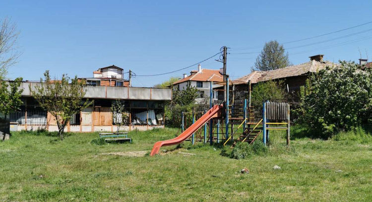 Спряха продажбата на парцел с детска площадка в Кърджали