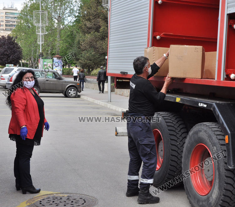 С две пожарни доставиха защитни средства за лечебните заведения в Хасково