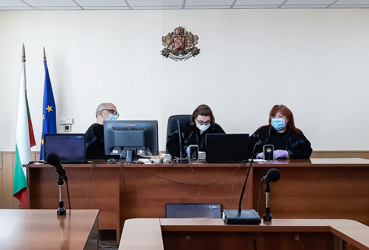 Оставиха в ареста мъжете, спипани с марихуана в сакове и чували