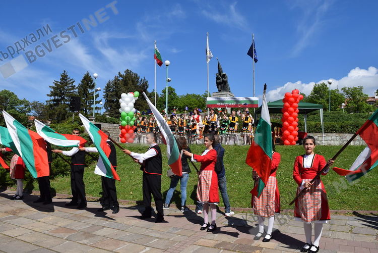 Отменят фолклорното надиграване "Танцувай с нас" заради пандемията от коронавирус