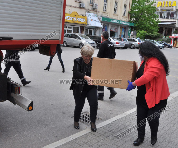 С две пожарни доставиха защитни средства за лечебните заведения в Хасково