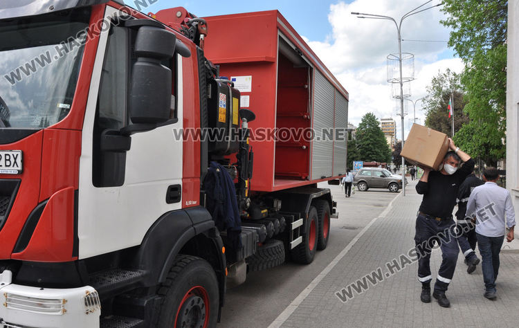 С две пожарни доставиха защитни средства за лечебните заведения в Хасково