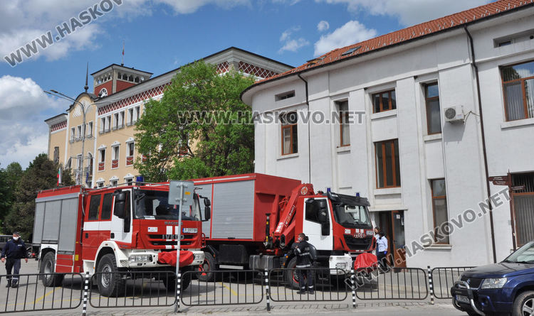 С две пожарни доставиха защитни средства за лечебните заведения в Хасково