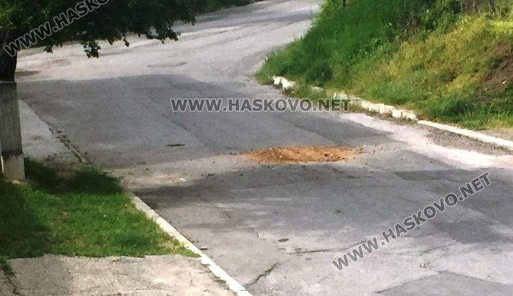 Клон в пропадане на пътя пази колите от ПТП, ВиК отстраниха проблема