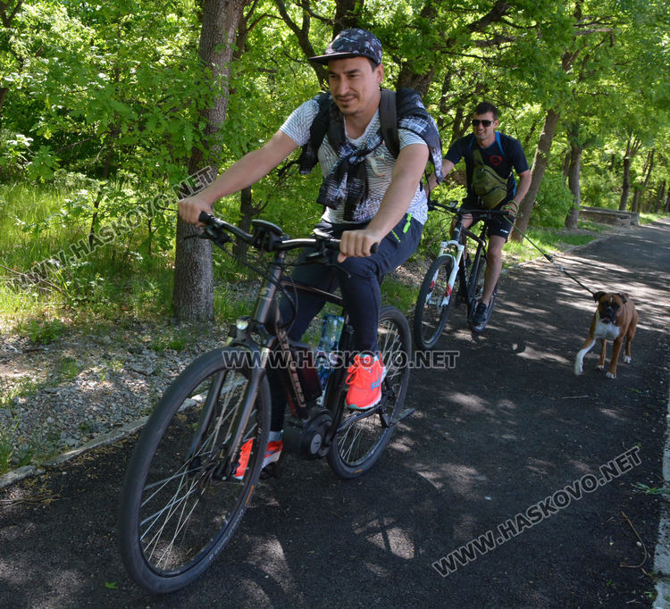 Хубавото време изкара навън велосипедисти и майки с деца