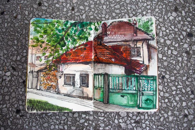 Луиза Китар показва изложба на терасата си, видима от улицата