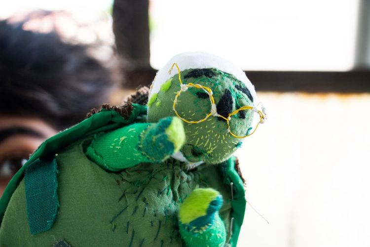 Луиза Китар показва изложба на терасата си, видима от улицата