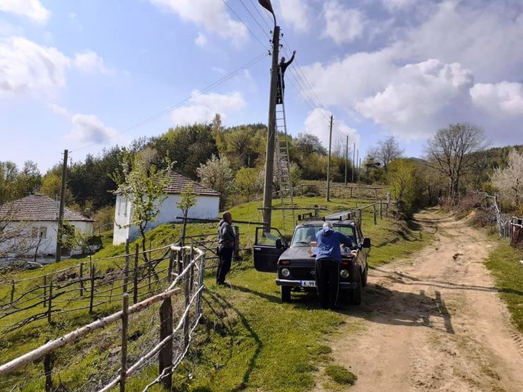 Жителите на махала Буйновци с ново осветление, надяват се и на асфалтиране на пътя