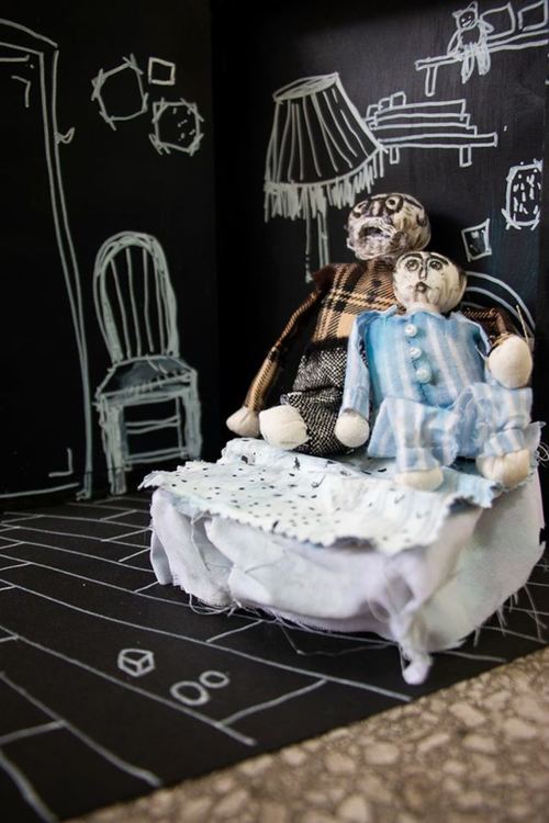 Луиза Китар показва изложба на терасата си, видима от улицата