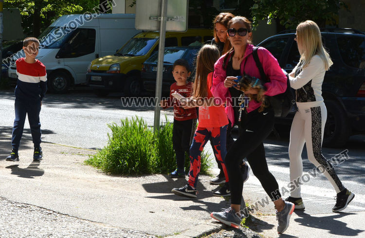 Хубавото време изкара навън велосипедисти и майки с деца