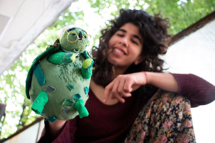 Луиза Китар показва изложба на терасата си, видима от улицата