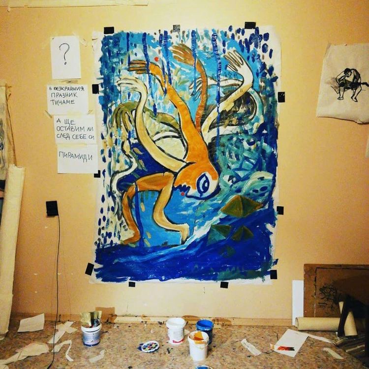 Луиза Китар показва изложба на терасата си, видима от улицата