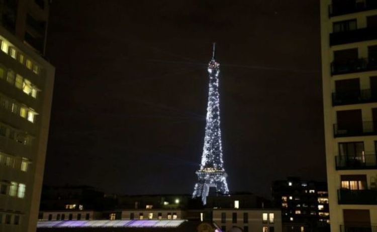 Айфеловата кула и Монпарнас блестят в бяло в знак на почит към медиците