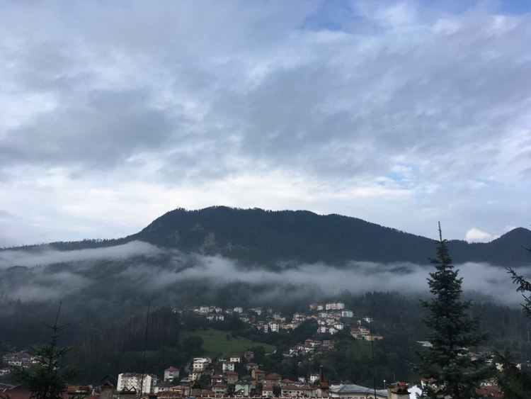 Облачно и валежно със студен вятър, новата седмица далеч от пролетта