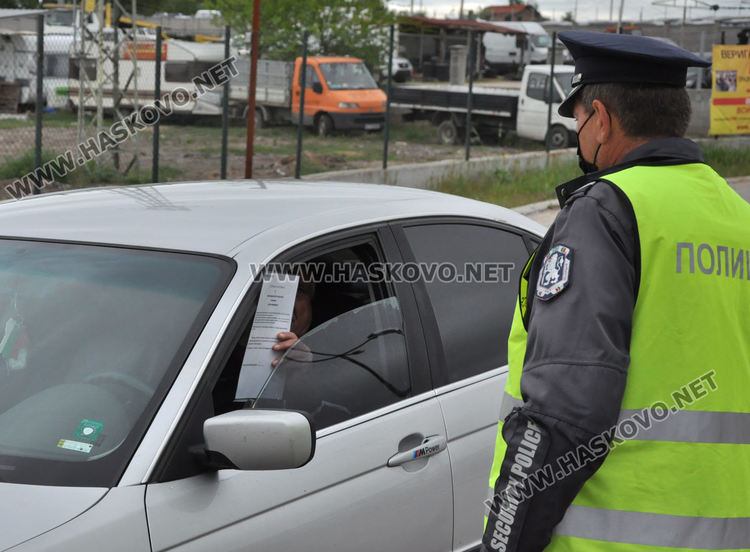 Хасковски шофьори и полицаи в очакване да отпаднат КПП-тата
