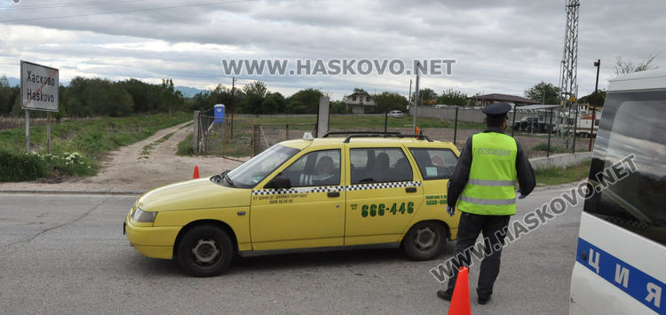 Хасковски шофьори и полицаи в очакване да отпаднат КПП-тата