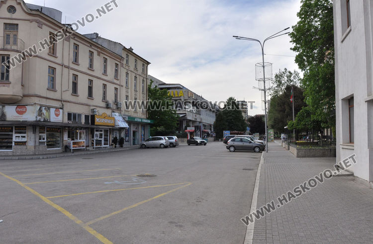 Хасковски шофьори и полицаи в очакване да отпаднат КПП-тата