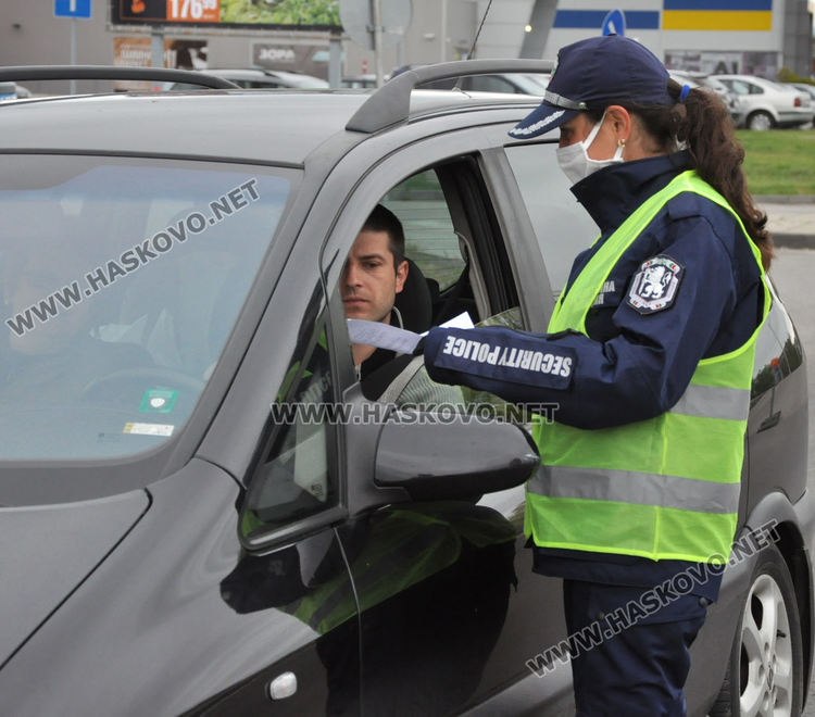 Хасковски шофьори и полицаи в очакване да отпаднат КПП-тата