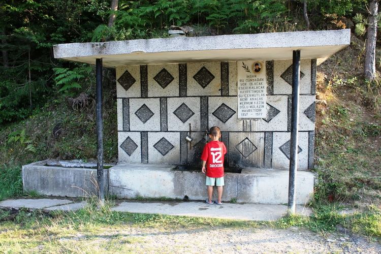 Изворна вода в Млечино лекува бъбреци, твърдят местните хора