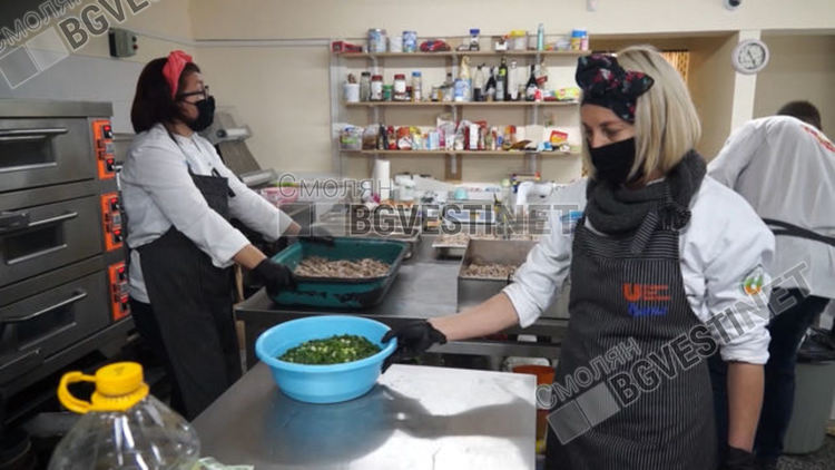 Много дарители помагат с продукти и средства, майстори готвачи от Смолян отново готвят за 80 човека в 4 села