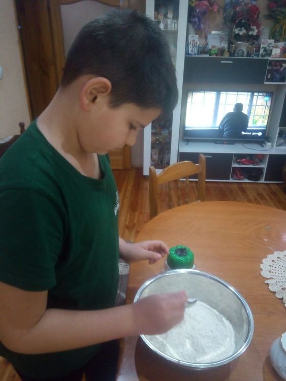 Ученици от Смолян месиха обреден хляб за Гергьовден, претвориха в рисунки Свети Георги